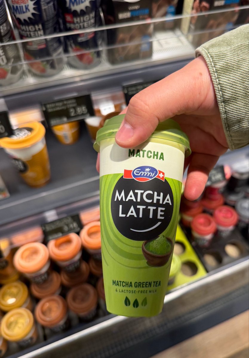 KimNarita's tweet image. もうここまで抹茶が浸透しておりますよ。( スイス🇨🇭のキオスク)
抹茶は元々日本のものでしたが、
日本の茶畑農家が減少していると聞きました。

🇯🇵の農家さん応援していまーす！
#抹茶
#Matcha