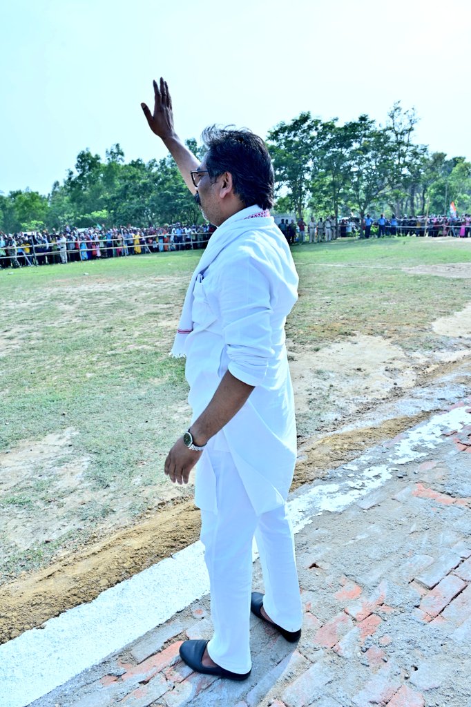HemantSorenJMM's tweet photo. बंगाल का यह चुनाव एक निर्णायक चुनाव है।

आदरणीय ममता दीदी अकेले भाजपा जैसी फ़िरकापरस्त पार्टी के साथ लड़ रही है। हम भी ममता दीदी की इस लड़ाई में उनके साथ हैं। पूरी बंगाल की जनता दीदी के साथ खड़ी है। https://t.co/5IgapqLvOY