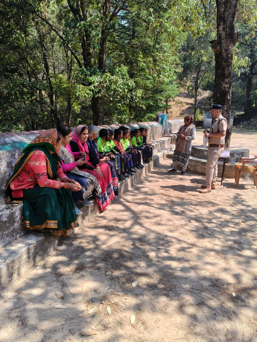 PoliceBageshwar's tweet image. नशा मुक्त बागेश्वर: काण्डा पुलिस ने चलाया जागरूकता अभियान! 
पुलिस अधीक्षक बागेश्वर के निर्देशन में थाना काण्डा पुलिस ने स्कूलों और बाजारों चलाया जागरूकता अभियान!
#BageshwarPolice #DrugFreeBageshwar #AwarenessDrive #KandaPolice #HimalayasAgainstDrugs