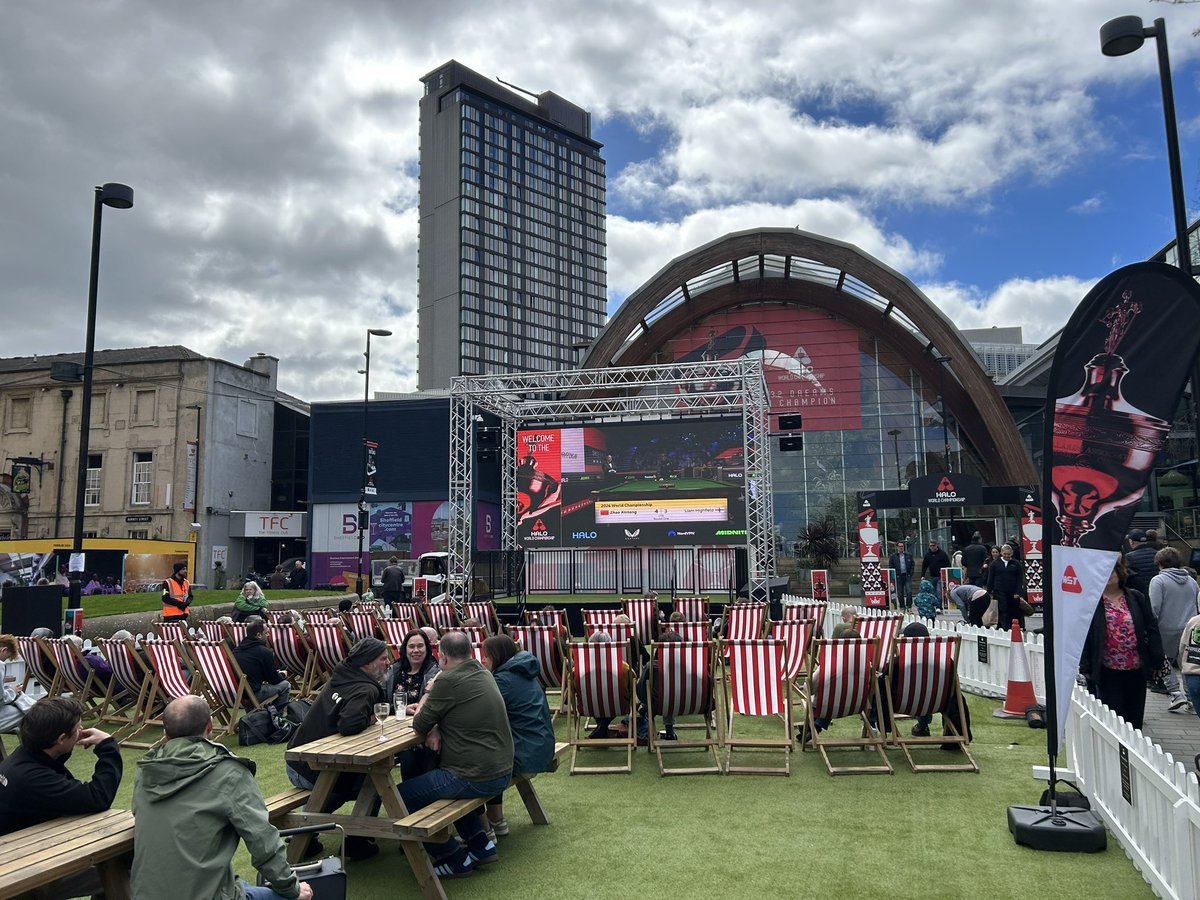 Nick_Metcalfe's tweet image. Well you wouldn’t call it deckchair weather on this opening day of the World Championship but they’re all full up with people watching the action on the big screen. Lovely atmosphere in Tudor Square.

#Snooker
