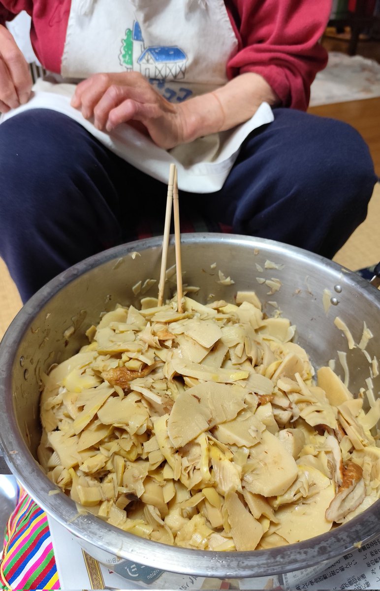 山にたけのこが生える季節がやってきました。
うちの婆様のおかげで、今年も美味しいたけのこの煮物が頂けそうです。

まだまだ長生きしておくれ(美味しいご飯のためにも(笑)