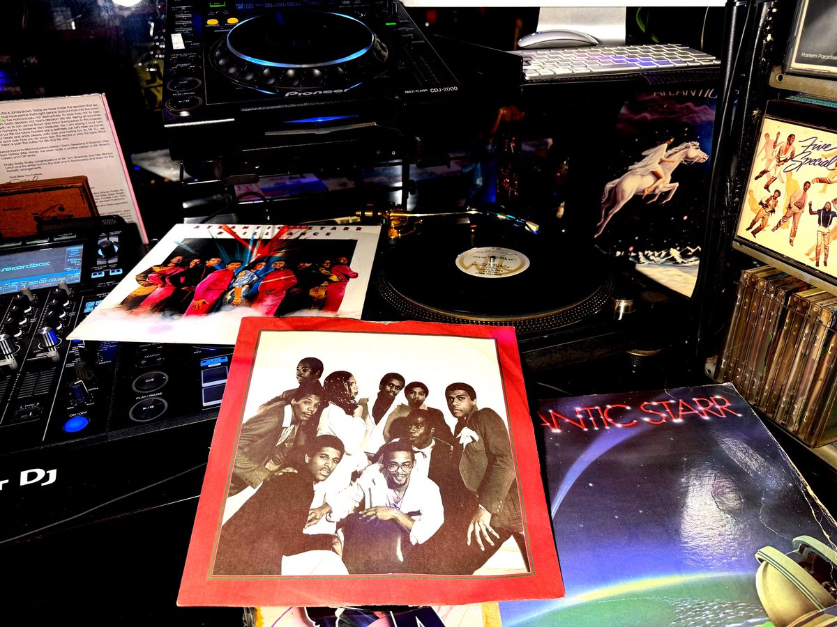 DST_DJ_Taka's tweet image. 今日4月18日(土)は元Atlantic Starrのトランペット奏者Bill Sudderthさんが76歳の誕生日。
83年までのAtlantic Starr初期5枚などに名演を残しました。H.B.D. !!! 

Stand Up
youtu.be/KW4D7jkzYsg

#musicbar #soulbar #dance #高円寺 #dst #dopesoultraxx #AtlanticStarr