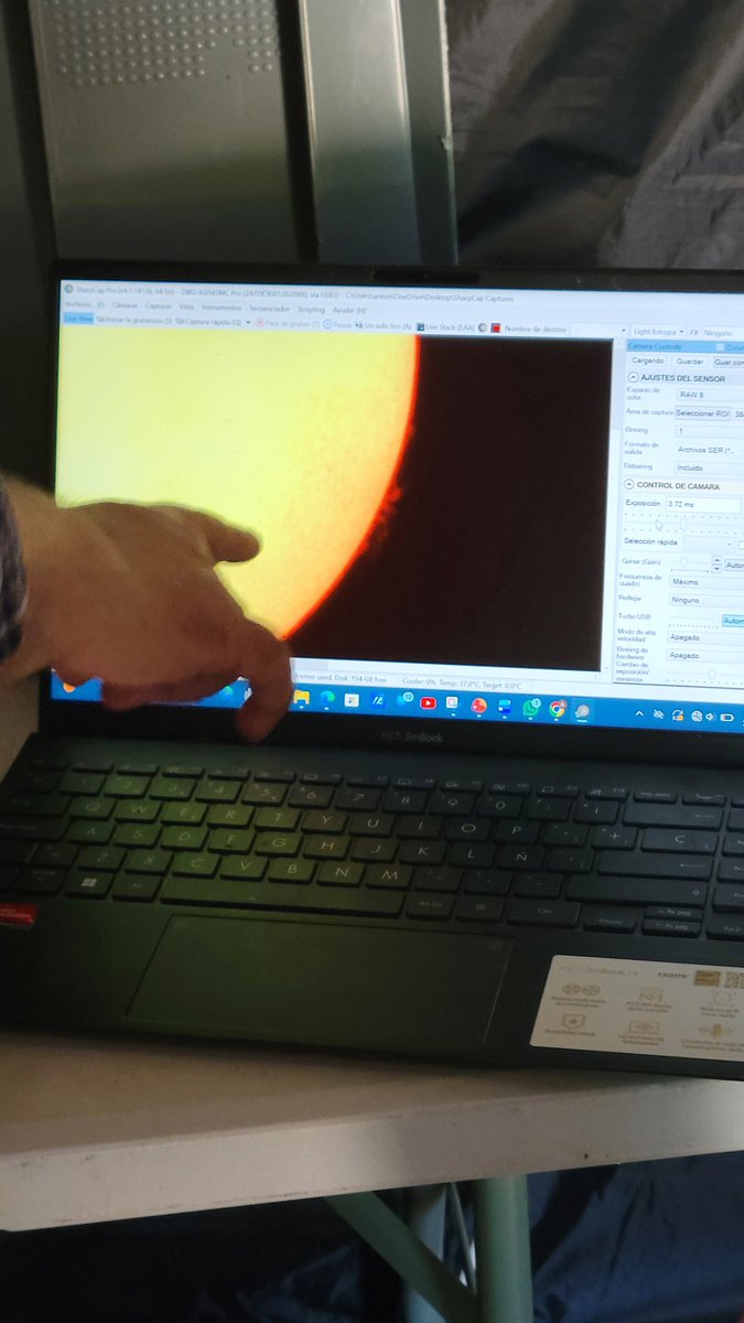 LabGluon's tweet photo. Hoy he pasado a ver a la gente de @astroguada !

Increíble ver las llamaradas solares en directo. https://t.co/CGQUymZwzA