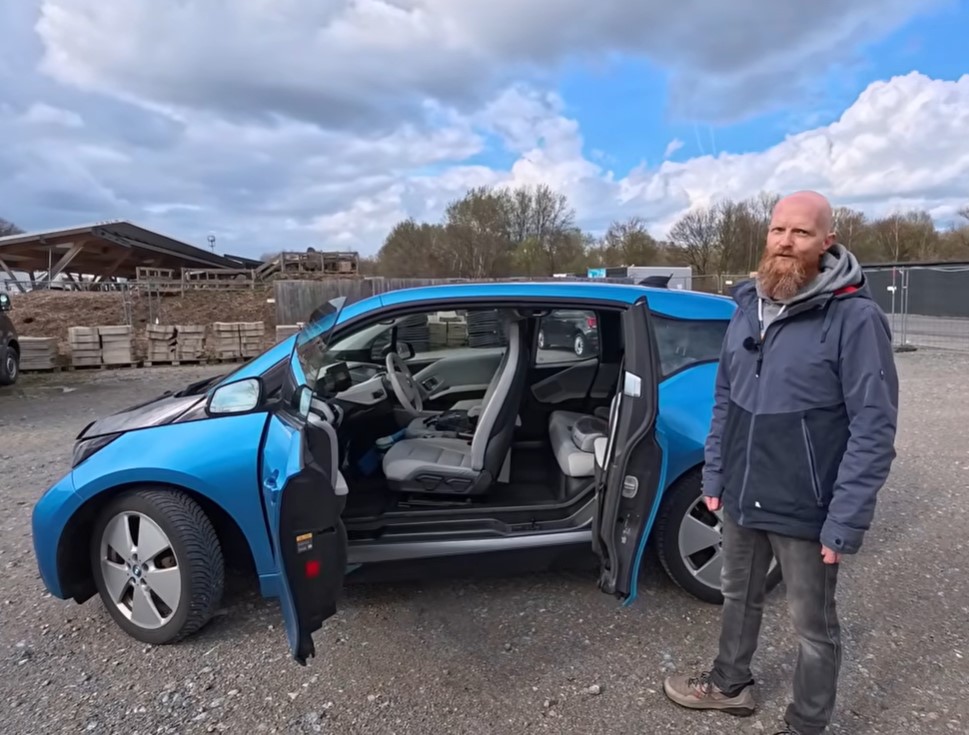 foroelectricos's tweet image. ¿Duran las baterías? 🔋 Este BMW i3 con 10 años y 190.000 km dice que SÍ

✅ Salud batería: 82,4% ✅ Averías: CERO en 8 años ✅ Pastillas freno: Cambiadas a los 162k km ✅ Mantenimiento: 220€ cada 2 años ✅ Autonomía: ~200 km
Ideal como 2º mano por 7.000€ 🚗💨
#BMWi3 #EV #Motor