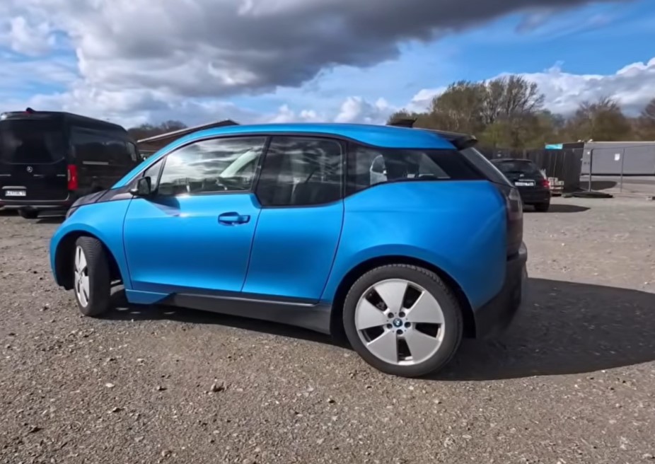 foroelectricos's tweet image. ¿Duran las baterías? 🔋 Este BMW i3 con 10 años y 190.000 km dice que SÍ

✅ Salud batería: 82,4% ✅ Averías: CERO en 8 años ✅ Pastillas freno: Cambiadas a los 162k km ✅ Mantenimiento: 220€ cada 2 años ✅ Autonomía: ~200 km
Ideal como 2º mano por 7.000€ 🚗💨
#BMWi3 #EV #Motor