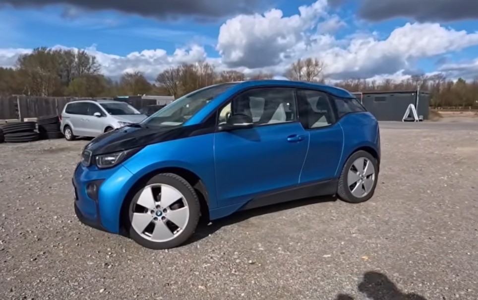 foroelectricos's tweet image. ¿Duran las baterías? 🔋 Este BMW i3 con 10 años y 190.000 km dice que SÍ

✅ Salud batería: 82,4% ✅ Averías: CERO en 8 años ✅ Pastillas freno: Cambiadas a los 162k km ✅ Mantenimiento: 220€ cada 2 años ✅ Autonomía: ~200 km
Ideal como 2º mano por 7.000€ 🚗💨
#BMWi3 #EV #Motor