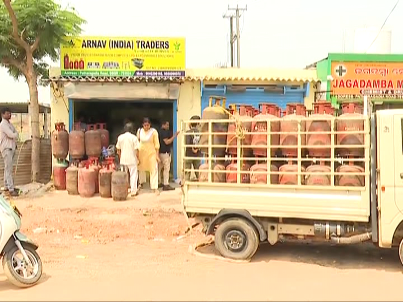 otvkhabar's tweet photo. #ବେଆଇନ_ଗ୍ୟାସ୍‌_ସିଲିଣ୍ଡର_ରେଡ୍‌
-ଭୁବନେଶ୍ୱର ପଥରଗାଡ଼ିଆରେ ବେଆଇନ ଗ୍ୟାସ୍‌ ସିଲିଣ୍ଡର ରେଡ୍‌
-କମର୍ସିଆଲ୍‌ରୁ ଡୋମେଷ୍ଟିକ୍‌ ସିଲିଣ୍ଡରକୁ ରିଫିଲିଂ ହେଉଥିଲା
-୭୦ ସିଲିଣ୍ଡର୍‌ ଜବତ ସହ ଛାନଭିନ କରୁଛନ୍ତି ଯୋଗାଣ ବିଭାଗ କର୍ମଚାରୀ 
#Bhubaneswar #IllegalGasCylinder #Pathargadia #SupplyDepartment #IllegalRefilling #OTV