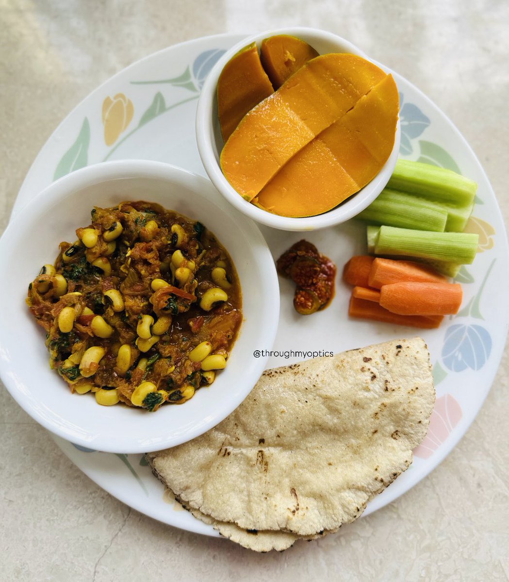 ThroughMyOptics's tweet photo. Lunch scenes today -

Lobia sabzi (Chawli/cowpeas)
Jowar rotis
Achar
Salad &amp;
Mango https://t.co/9iAQnO8lxz