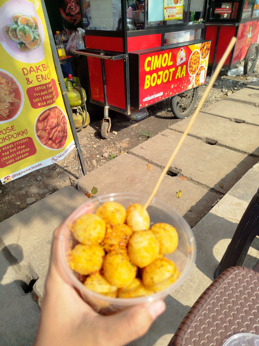 barudak4sho's tweet image. pulang gawe jajan cimol bojot aa😋 #bandungpride #respect