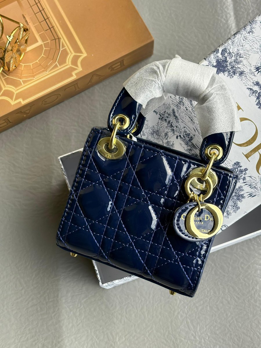 HMshoppers's tweet image. Sat-ur-day? More like slay-ur-day🛍️🛍️

Category - Mini bags

Price #37k and #35k