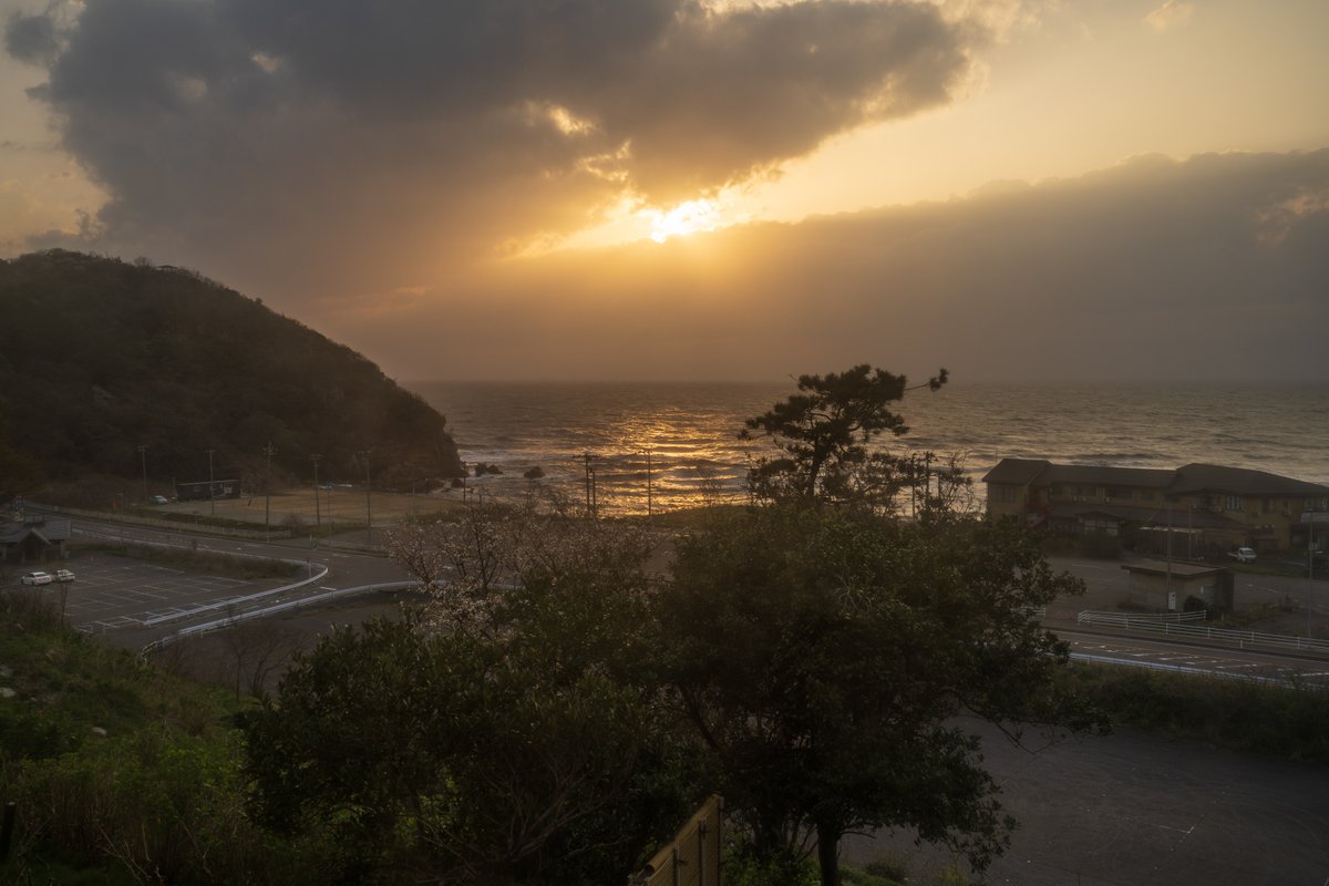 新潟 花の山 5/5

1枚目は弥彦山から。手前の寺泊港から延びる美しい海岸線の奥に広がる、神々しく冠雪した山は左から、米山、妙高連山、白馬岳。標高634mの低山からこの絶景が観られることが弥彦山の人気のゆえんだろうか。

Sony α7RV
Sigma 20-200mm