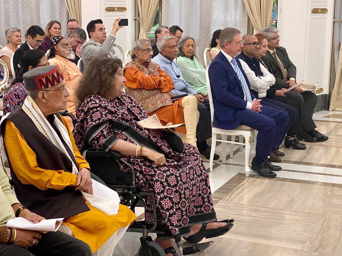 RusEmbIndia's tweet image. 🇷🇺🇮🇳 On April 17, the #Russia’n Embassy in #India hosted a festive concert, marking 79 years of #RussiaIndia diplomatic relations. 

🎼 It featured masterpieces of Russian classical music by the renowned composers.

👉🏻 t.me/RusEmbIndia/15…

#DruzhbaDosti