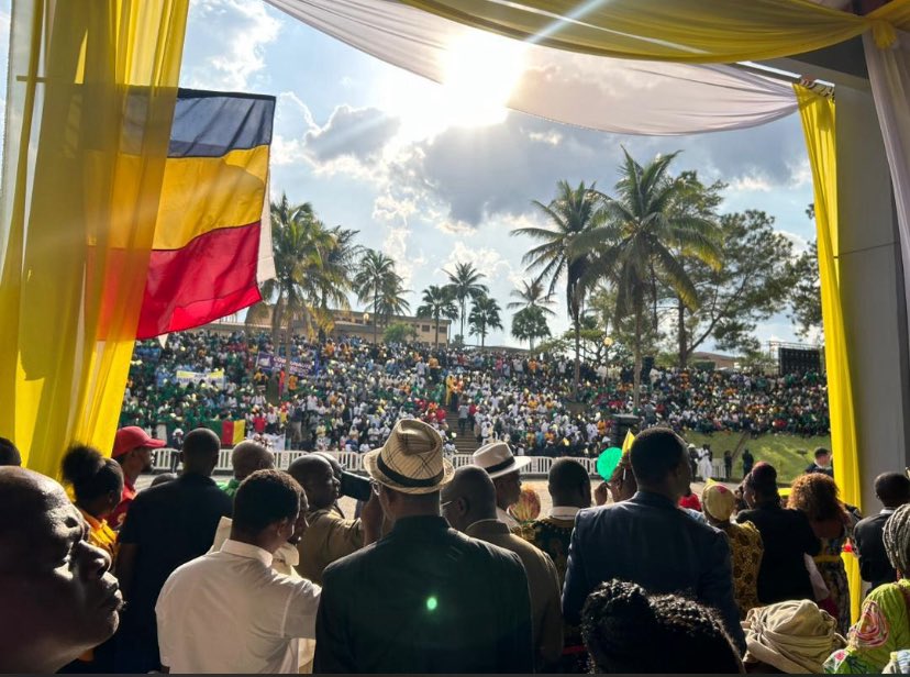 CeativC's tweet image. Un moment historique à l’UCAC. 🇨🇲🕊️

Hier, notre université a eu l’honneur d’accueillir Sa Sainteté le Pape, dans une atmosphère empreinte de foi, d’émotion et d’espérance.

“Béni soit celui qui vient au nom du Seigneur”

#UCAC #Cameroun #Pape #Foi #Jeunesse #Spiritualité