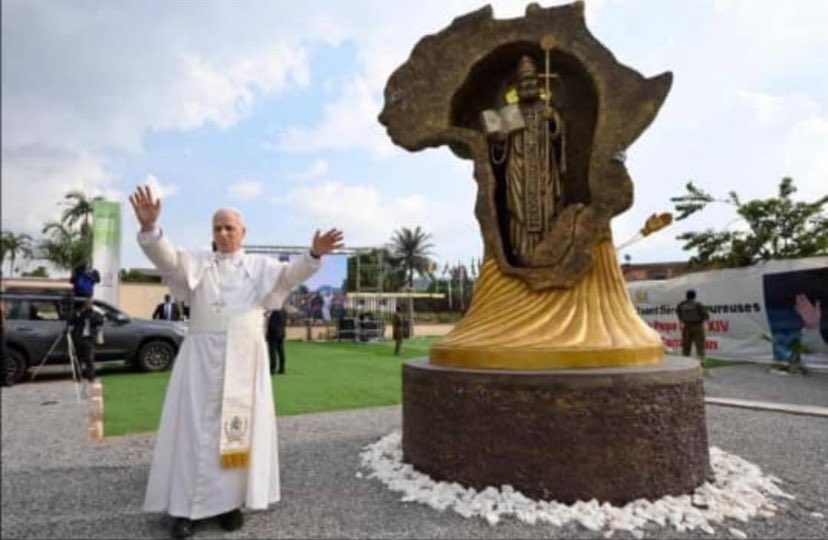 CeativC's tweet image. Un moment historique à l’UCAC. 🇨🇲🕊️

Hier, notre université a eu l’honneur d’accueillir Sa Sainteté le Pape, dans une atmosphère empreinte de foi, d’émotion et d’espérance.

“Béni soit celui qui vient au nom du Seigneur”

#UCAC #Cameroun #Pape #Foi #Jeunesse #Spiritualité
