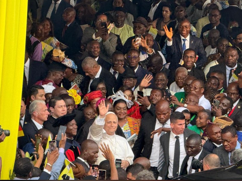 CeativC's tweet image. Un moment historique à l’UCAC. 🇨🇲🕊️

Hier, notre université a eu l’honneur d’accueillir Sa Sainteté le Pape, dans une atmosphère empreinte de foi, d’émotion et d’espérance.

“Béni soit celui qui vient au nom du Seigneur”

#UCAC #Cameroun #Pape #Foi #Jeunesse #Spiritualité