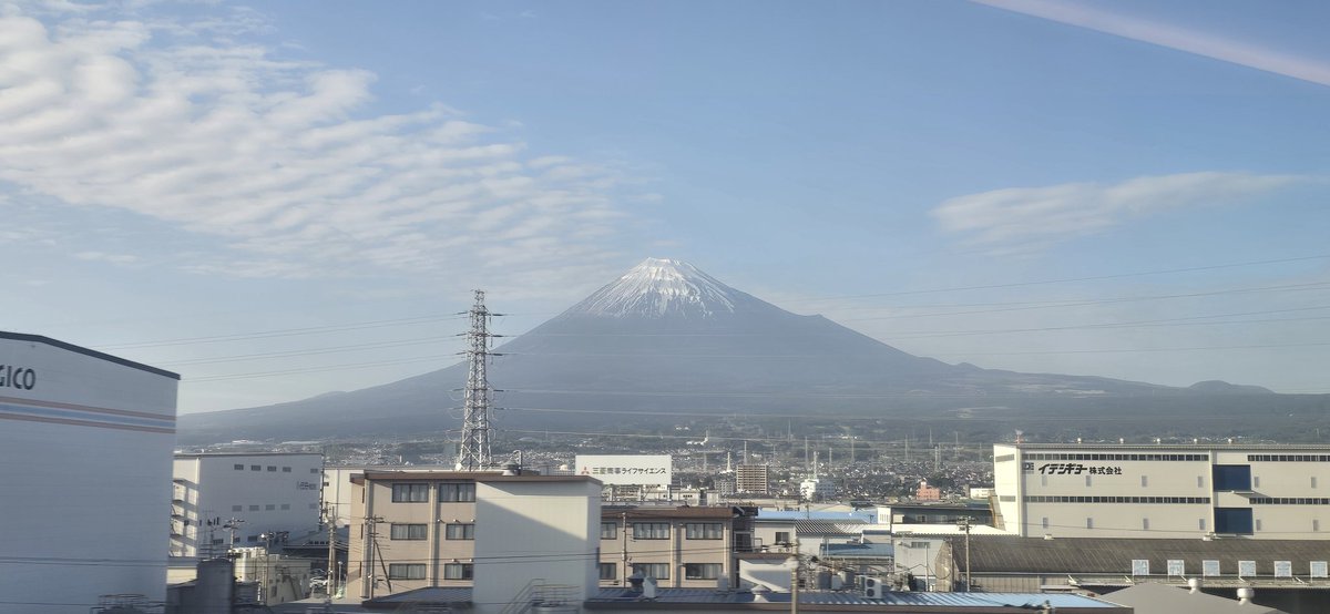 Pas toujours facile à voir en raisons des conditions climatiques, voici le #MontFugi depuis le #Shikansen entre Kyoto et Tokyo. On le voit de loin, mais on le voit 😍