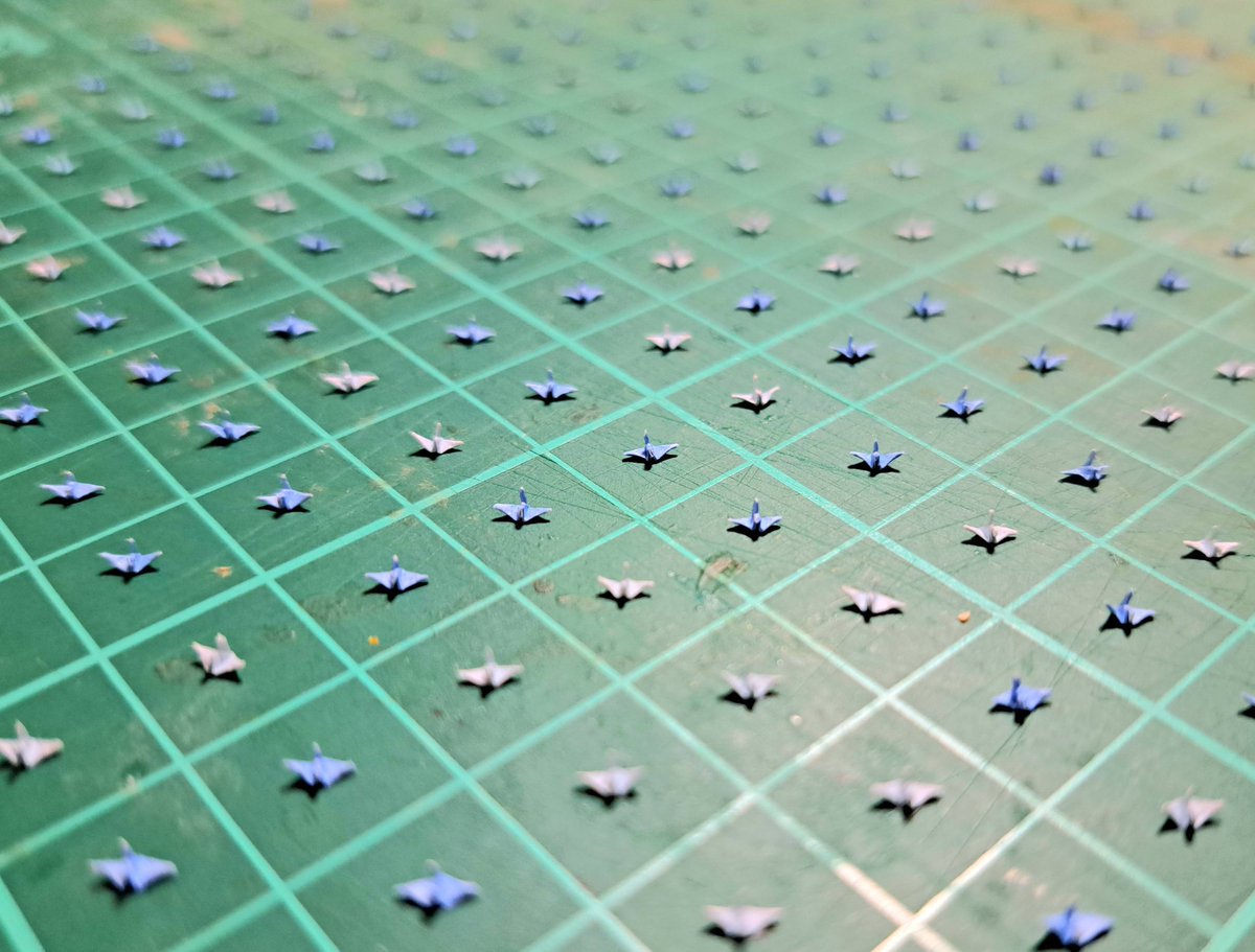 miniature_crane's tweet photo. .
ミニチュア折り鶴

久しぶりに並べました！250羽🪽
勿忘草色はきれいな色だけどなかなか使う機会がなかったので、今回たくさん折れて楽しかった😄✨

#ミニチュア #miniature #折り紙 #origami #折り鶴 #papercrane https://t.co/BDD1EmDX3J