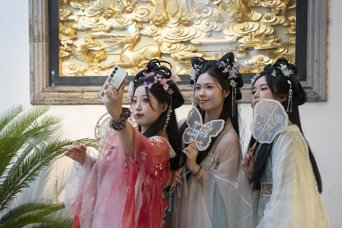 ChinaDaily's tweet image. China's #travel and #tourism sector is rapidly closing the gap with the United States and could become the world's largest within the next few years, as strong inbound demand and policy support fuel a sustained recovery in international travel. #ChinaBound bit.ly/4vCpS81