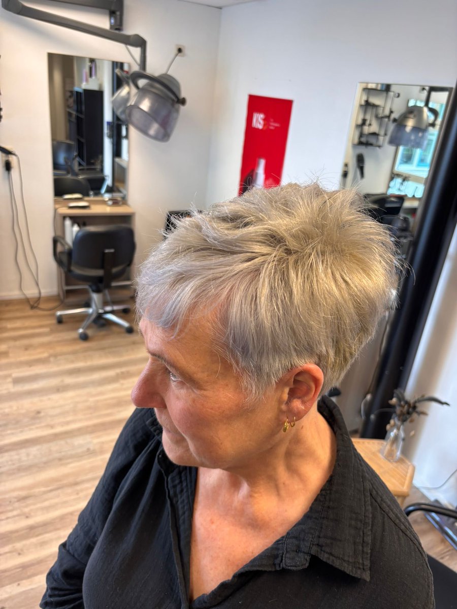 Viceversahw's tweet photo. πββοΈ Tijd voor iets nieuws π«
Een frisse coupe met karakter βοΈ
Korter geknipt, mooi in model gefΓΆhnd en opgefrist met zachte blonde tinten.
β¨ Natuurlijk volume
β¨ Strakke afwerking
β¨ Frisse, verzorgde uitstraling
#kapster #Klaaswaal #kapper #kapsalon #Strijen #Numansdorp https://t.co/AXqQlwUsnZ