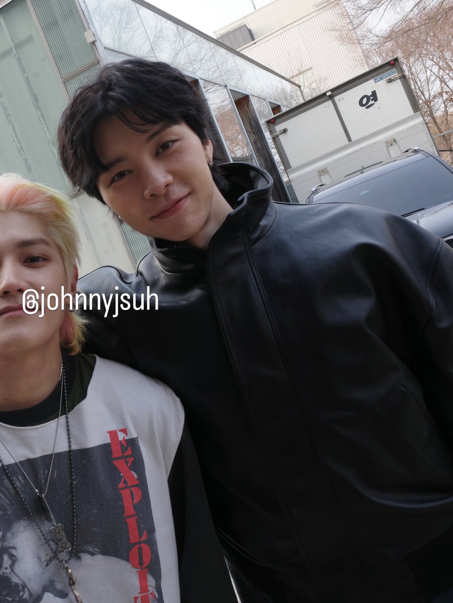 ยังเขินรูปนี้อยู่เลยอะ จอห์นหล่อมากโคตรจะวัสดุแฟนหนุ่ม แล้วแทยงตัวเร้ก ยิ้มน่ารัก ผมยาว เฮ้อ ๆๆๆๆๆ ตัวจี๊ดแค่ไหนก็ยังดูน่ารักเวลายืนข้างแฟนฝรั่งอยู่ดี