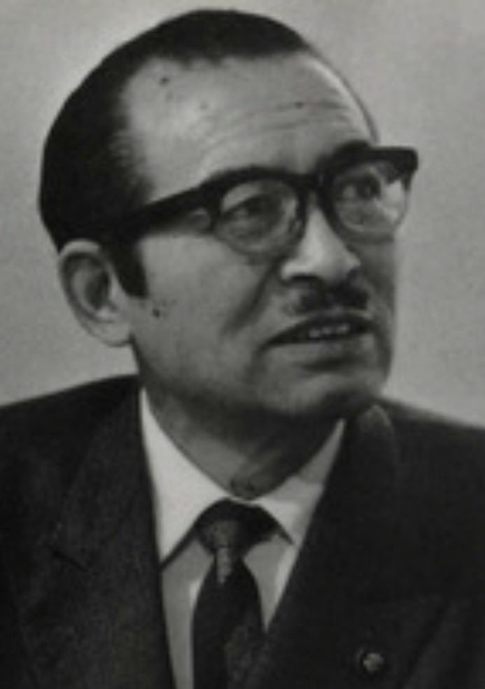 似ない…難しい（当時の年齢写真より若い筈）
メガネのフレームで眉毛わからない