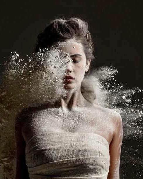 📷 Alexander Yakovlev s’est spécialisé dans la photographie de danse en studio. 
 Ses modèles, principalement des danseuses de ballet, ont cette grâce, ici magnifiée par un élément tout à fait original,de la farine, qui souligne la beauté des mouvements.
—•—
🩰🩰🩰