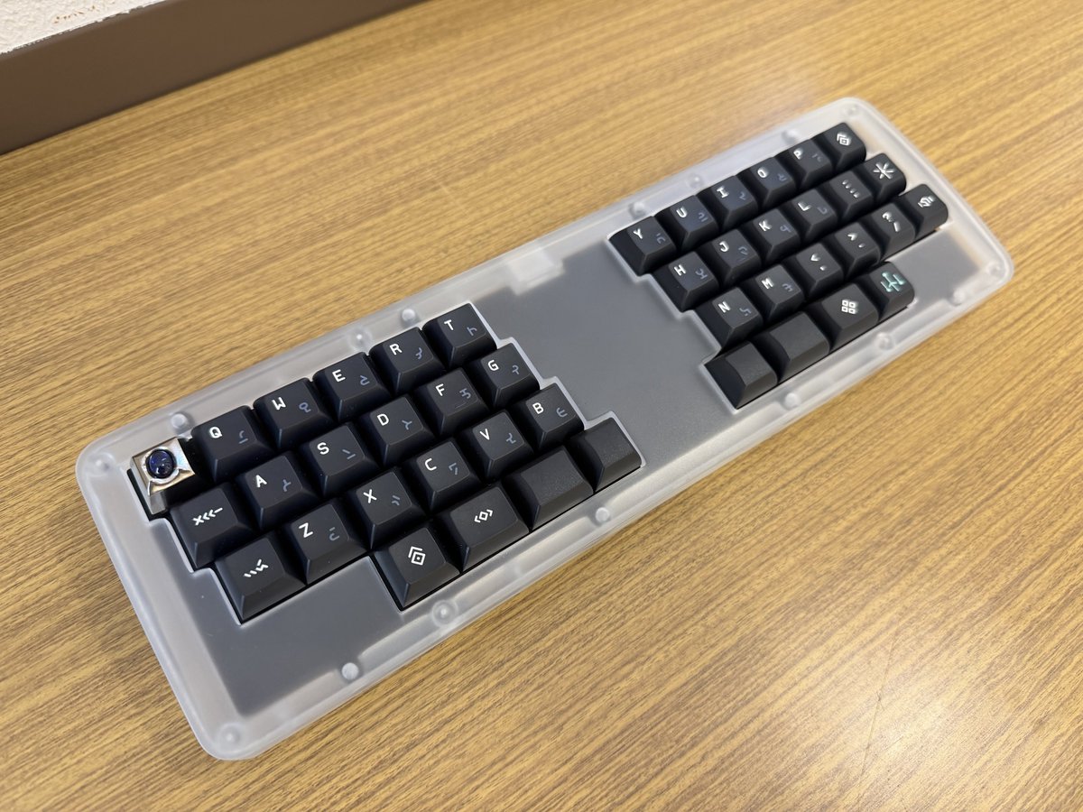 don_donchi's tweet photo. Metal Artisan Keycap Labに参加！！
宝石を組み込んだキーキャップを仕上げました！！
今回も非常に楽しい時間を過ごせました！！
#maklab #Gravity45 #自作キーボード https://t.co/cj1eYXBMxp