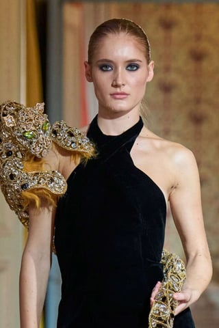 falling_gaeulmx's tweet image. El vestido con el que sale #GAEUL en la portada de la revista #KNIGHT, pertenece a la colección Primavera/Verano 2025 de "Maquinn Maison de Couture", presentado durante la Semana de la Moda de París. 
Fue enviado desde Indonesia únicamente para que ella lo utilizará 😱👑
#IVE