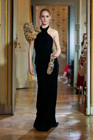 falling_gaeulmx's tweet image. El vestido con el que sale #GAEUL en la portada de la revista #KNIGHT, pertenece a la colección Primavera/Verano 2025 de "Maquinn Maison de Couture", presentado durante la Semana de la Moda de París. 
Fue enviado desde Indonesia únicamente para que ella lo utilizará 😱👑
#IVE