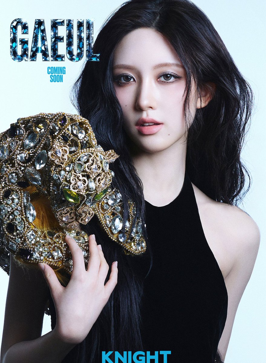 falling_gaeulmx's tweet image. El vestido con el que sale #GAEUL en la portada de la revista #KNIGHT, pertenece a la colección Primavera/Verano 2025 de "Maquinn Maison de Couture", presentado durante la Semana de la Moda de París. 
Fue enviado desde Indonesia únicamente para que ella lo utilizará 😱👑
#IVE