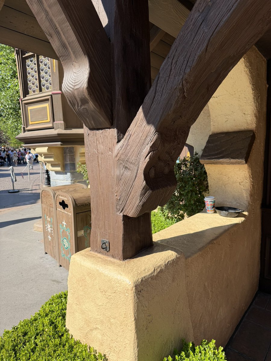 krisjaus's tweet photo. This spot is so blank @DisneyParks! Would sure be a nice to mail things to my friends 💌👀 https://t.co/ogo2LcQk6M