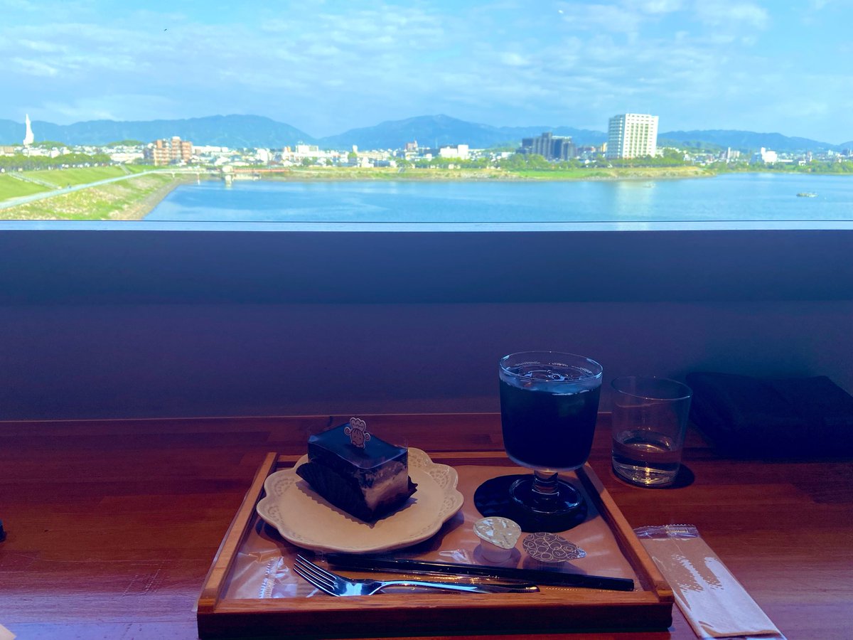 watasiwareferee's tweet photo. 散歩途中に🍰 https://t.co/AItJNgAYbC