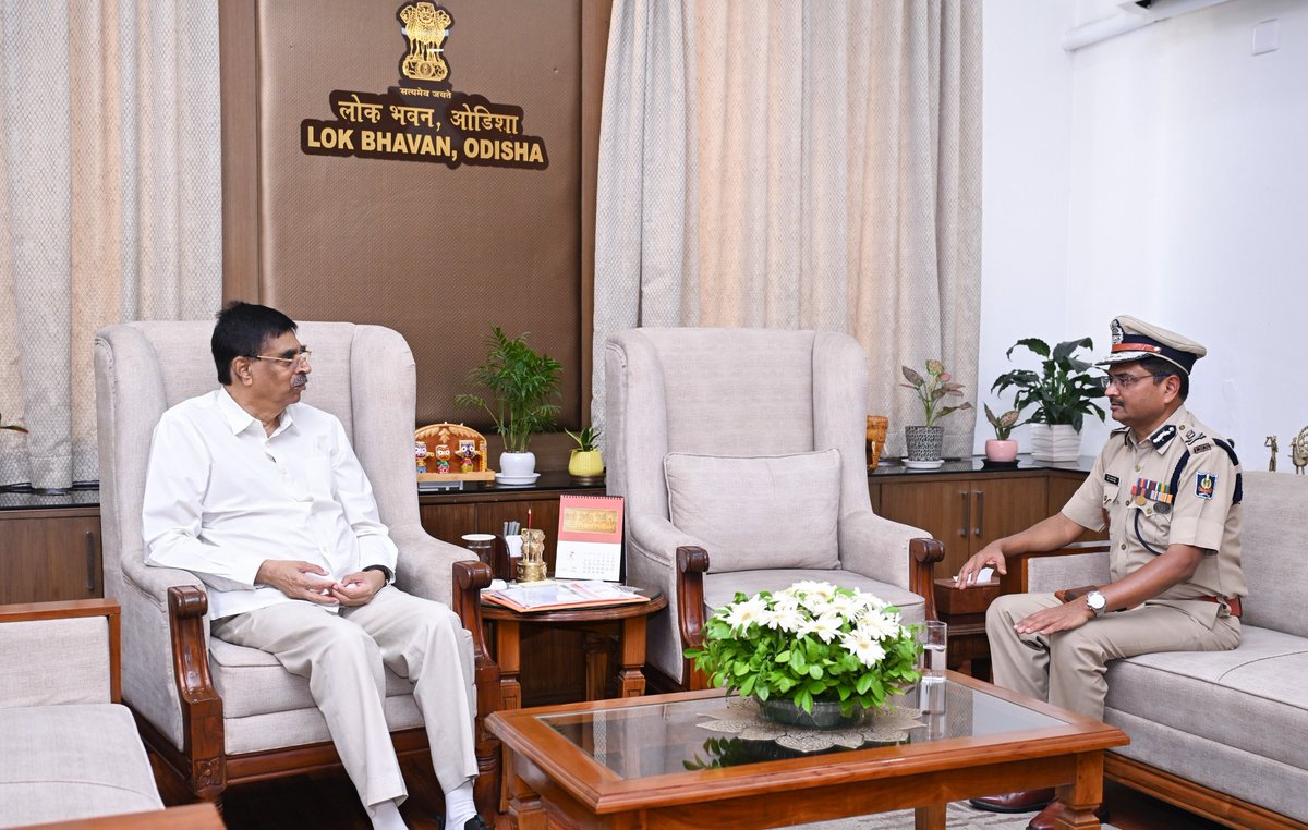 GovernorOdisha's tweet photo. Shri S. Dev Datta Singh, Commissioner of Police, called on Hon’ble Governor Dr. Hari Babu Kambhampati at Lok Bhavan today.
 
The discussion was on the existing arrangement of security and protocol and need to assess, make necessary upgradation. The security of Lok Bhavan Estate requires use of new-age technology and adequate manpower for seamless management of programme and protocol.

@cpbbsrctc
@odisha_police 
@DGPOdisha