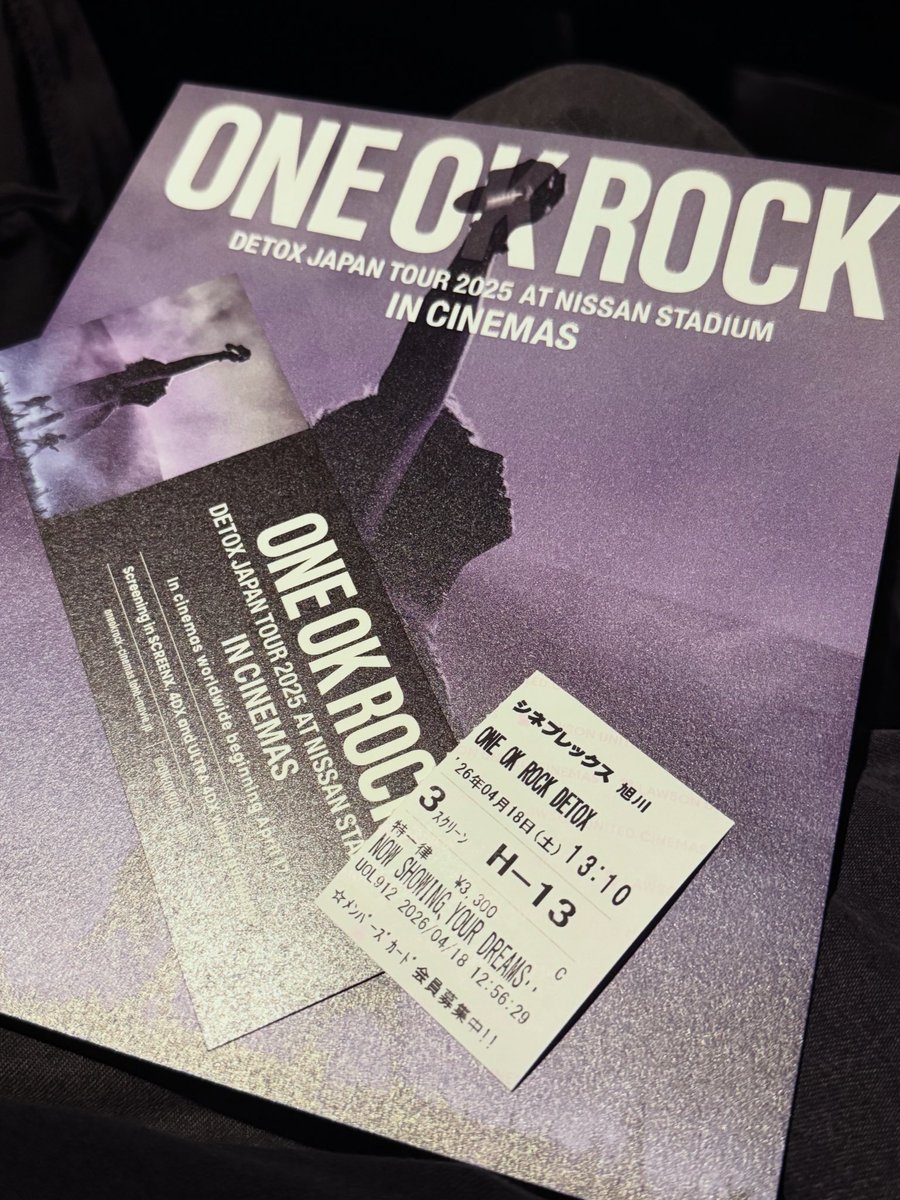 shingo_721's tweet photo. ワンオクはライブ行っても映像でも最高にかっこいい🥰
骨折しても立ち上がって足つねりながら歌い続けるTakaを映像で初めて見たけど言葉じゃ説明出来ないね
でもライブの臨場感？迫力？にはやっぱ勝てない😅
文字数制限内じゃこの感動は語れない
今回2D次回は4DX！
#ワンオク映画感想CP  #ONEOKROCK https://t.co/aLF9sbaHyS