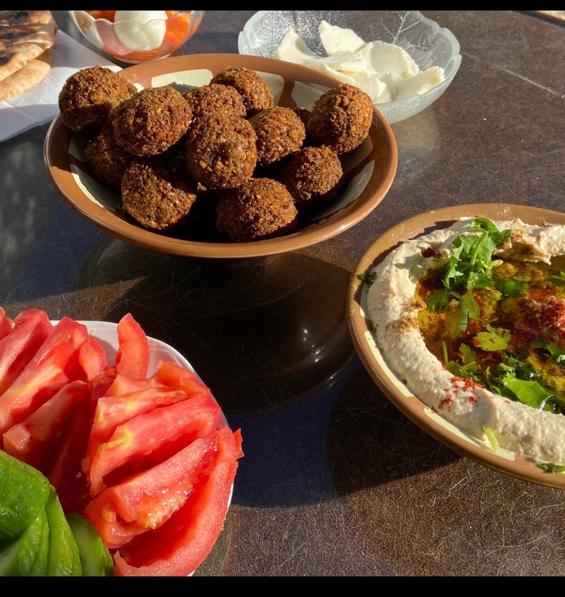 KarimAkramovic's tweet image. Die goldbraunen #Falafel, samtiger #Hummus mit frischen Kräutern und knackigem Gemüse, das ist d Norm zum Frühstück in #Gaza &amp;amp; #Palästina ! Natürlich darf der Tee nicht fehlen!