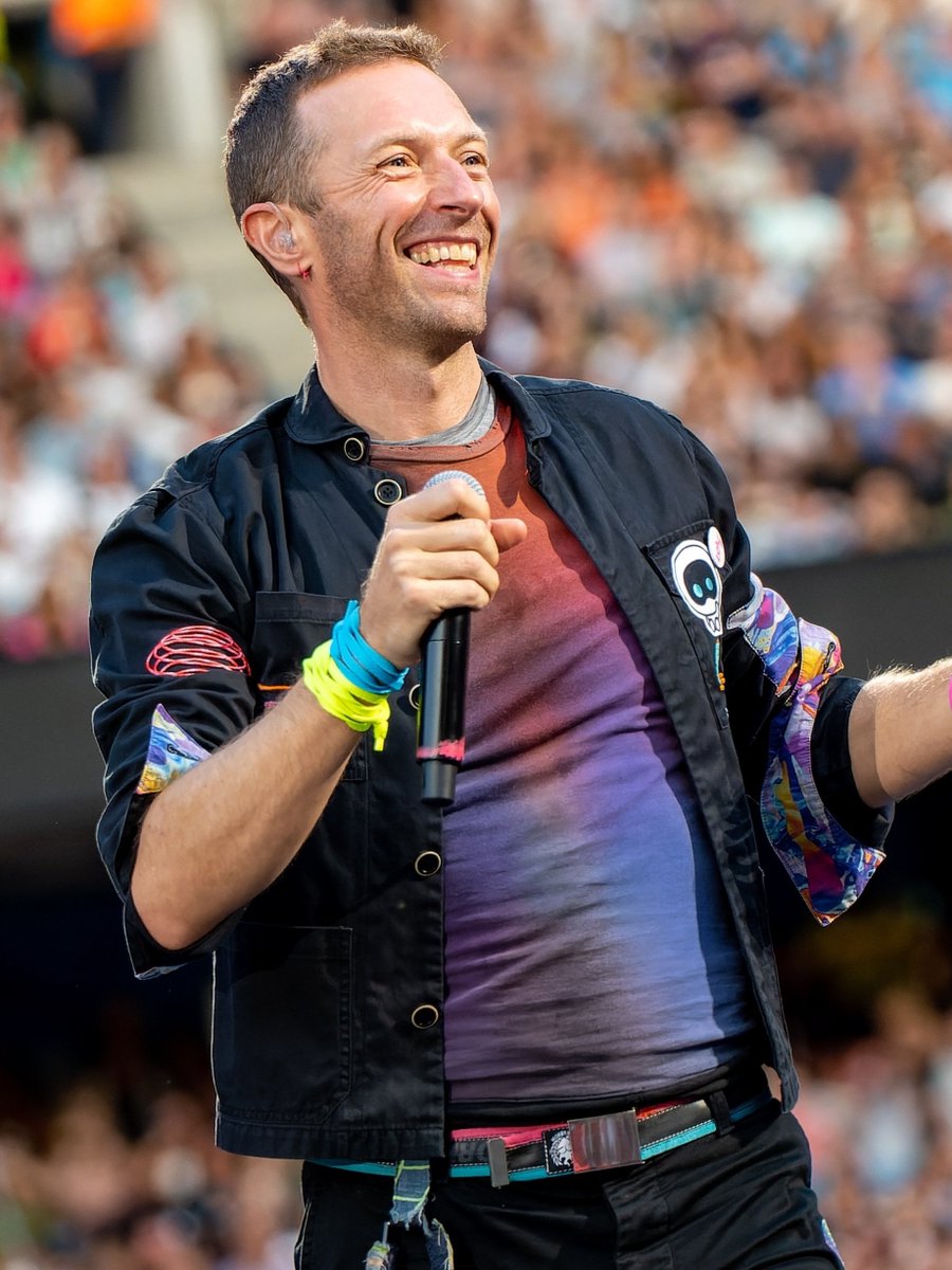 You're supposed to boycott the FIFA world cup, not play the half-time show, you cunt.
And what the fuck is that shit on your wrist?