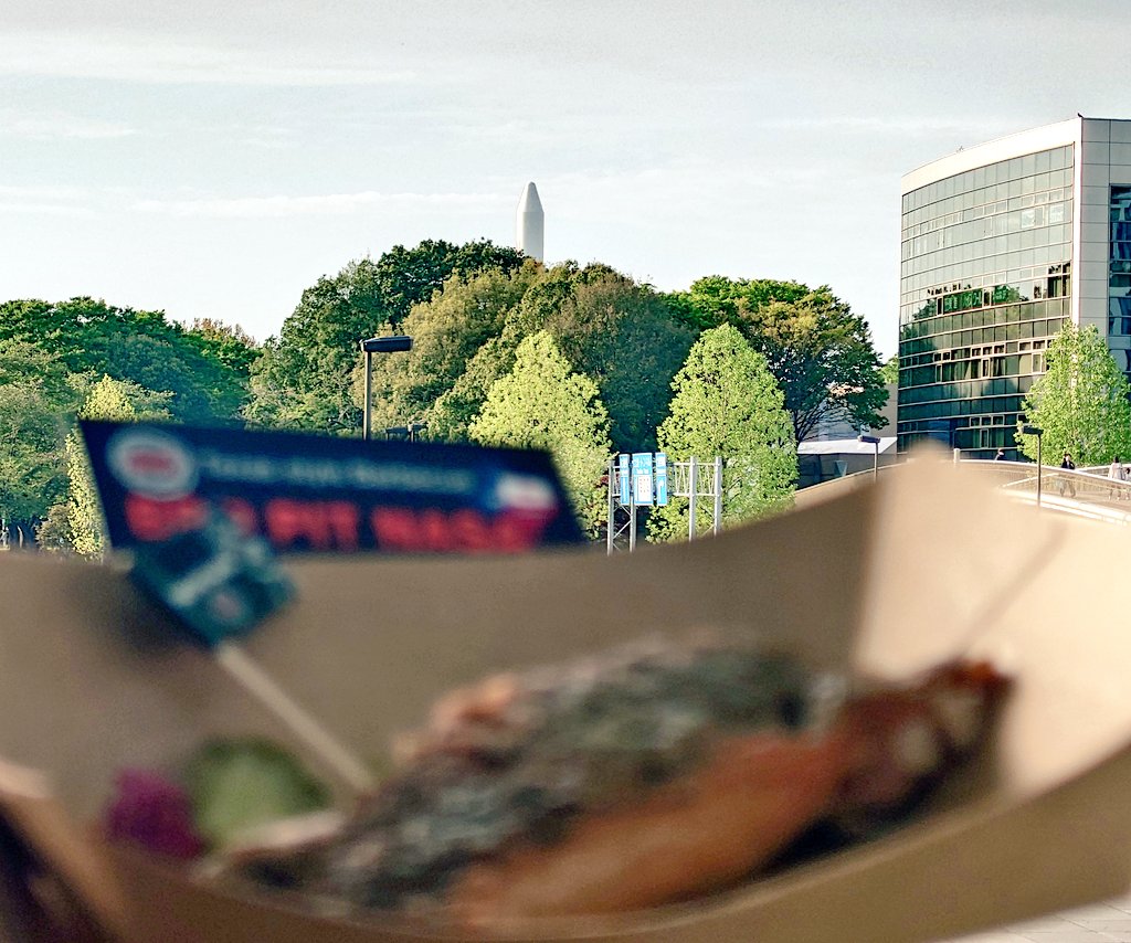 nishinokunikara's tweet image. #NASA の #スペアリブ🐖 をロケット🚀見ながら食べる😂
#宇宙の街 #つくば ならではの光景😂