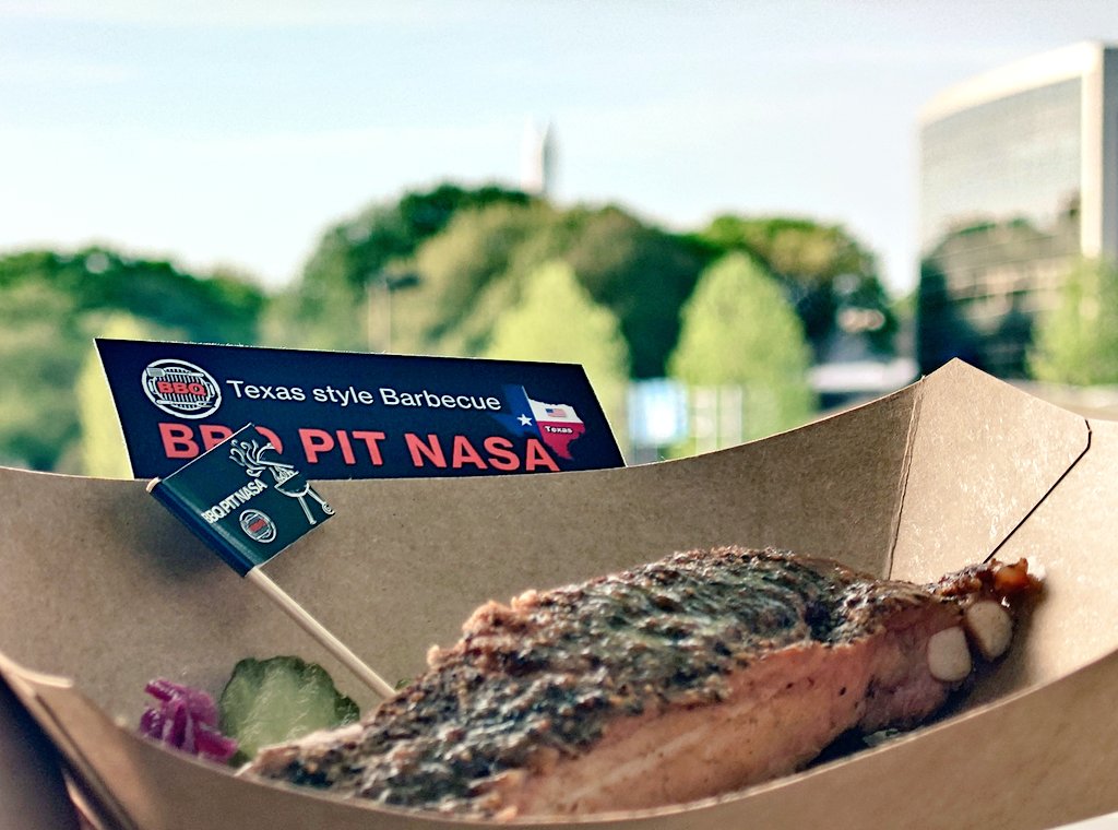 nishinokunikara's tweet image. #NASA の #スペアリブ🐖 をロケット🚀見ながら食べる😂
#宇宙の街 #つくば ならではの光景😂