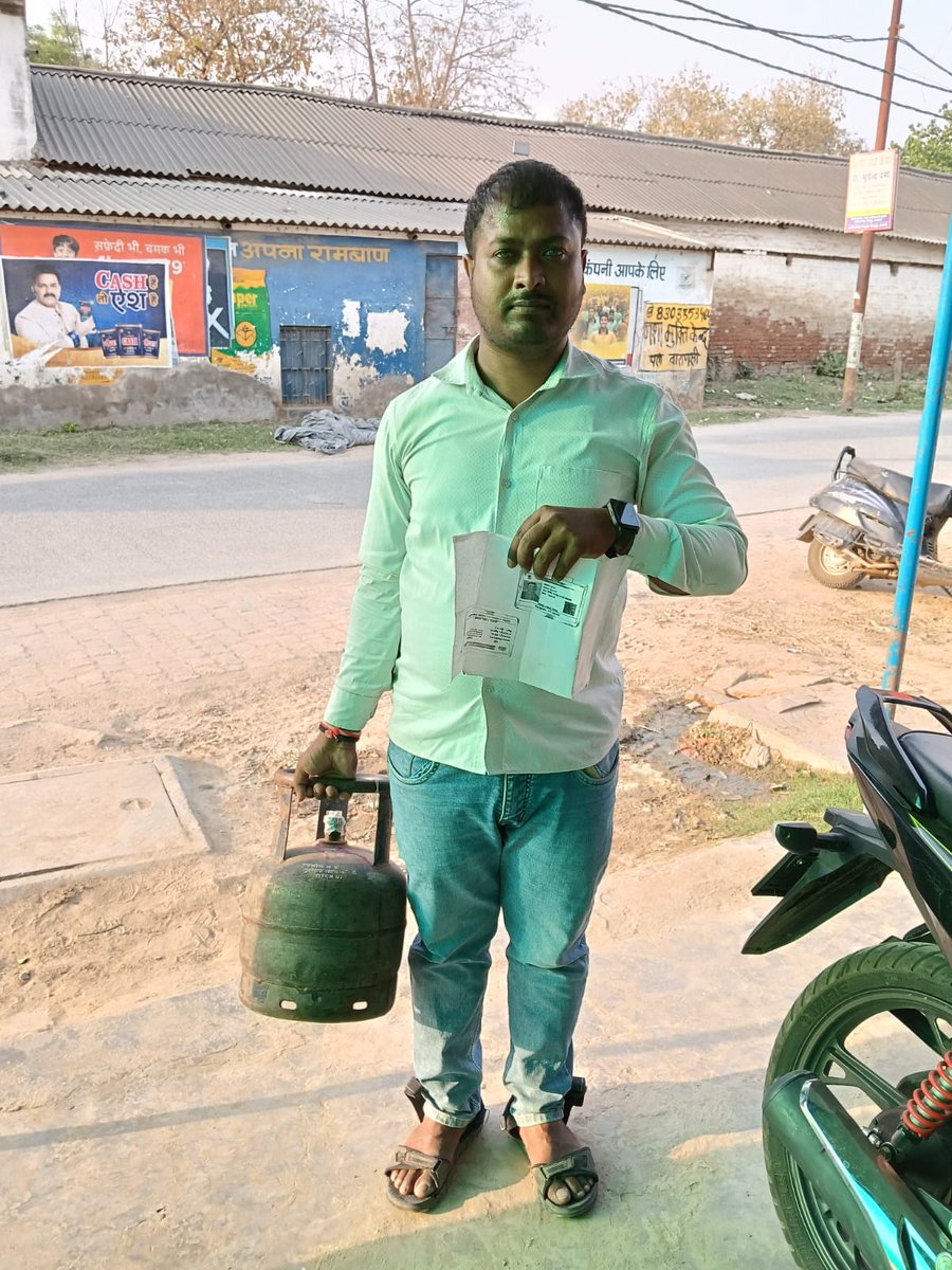 सुलभ ऊर्जा, खुशहाल जीवन!
वाराणसी के महादेव गैस द्वारा शहर में कार्यरत प्रवासियों को इण्डेन #Chhotu 5kg FTL सिलेंडर वितरित किए गए। बिना पते के प्रमाण के मिलने वाली इस त्वरित सेवा ने प्रवासियों के लिए खाना बनाना आसान और सुरक्षित बना दिया है। 
#StayCalmIndia #Indane #EnergyForAll