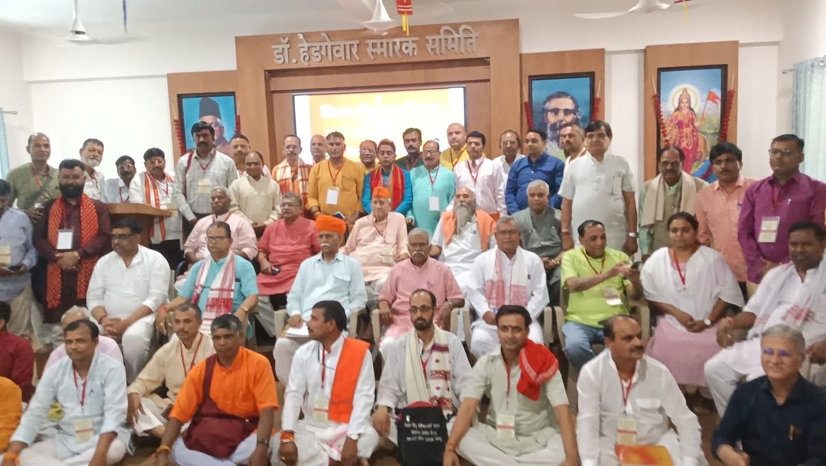मध्यप्रदेश इंदौर में विश्व हिन्दू परिषद धर्म प्रसार की केंद्रीय बैठक संपन्न ⁦<a href="/vskdelhi/">VHP- Samvad Kendra</a>⁩ ⁦<a href="/BajrangDalOrg/">BajrangDal</a>⁩ ⁦<a href="/Bajrangdal_Guj/">Bajrang Dal Gujarat</a>⁩ ⁦<a href="/MParandeVHP/">Milind Parande</a>⁩