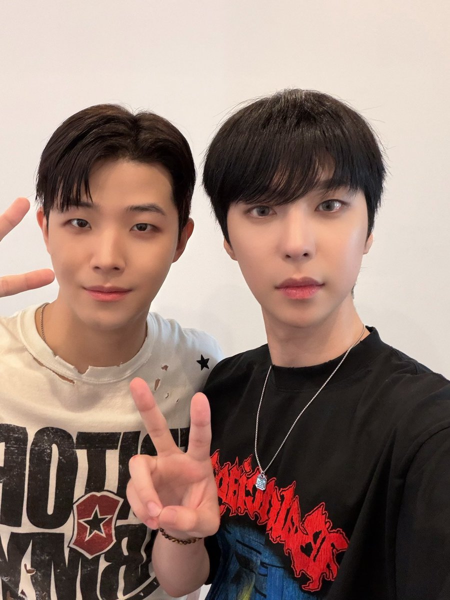 [📸]

260418 [#Our_Story_Unfolding] Season 3
GHOST9 SPECIAL LIVE EVENT in Tokyo
1부 이벤트 단체 셀카 &amp; 1등 유닛 셀카 공개💗

모찌말랑모찌모찌~
00즈 형아즈 1등😗

#GHOST9 #고스트나인 
#ゴーストナイン