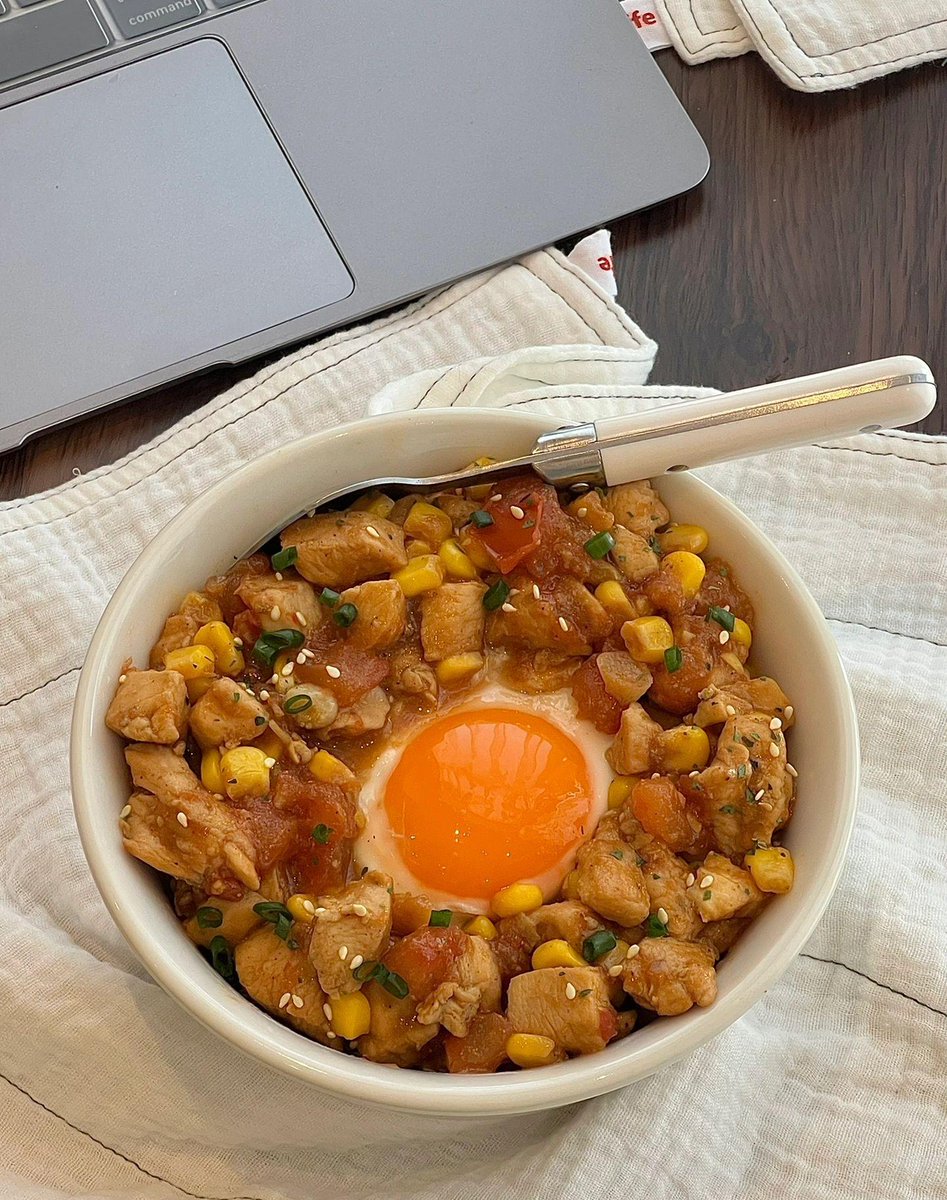 kouadj2's tweet image. Swap 1 meal for this protein-packed bowl! Grilled chicken, quinoa, roasted veggies + a drizzle of olive oil. 300 cal, keeps you full 4+ hrs. #FatLossMeals #CleanEating