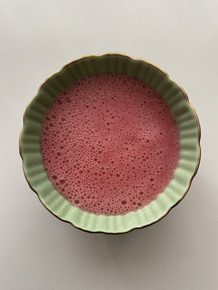 citrus_eats's tweet photo. posting my smoothie bowl before i added the granola bc look how cool it looks !! https://t.co/6TSgJKxRJl