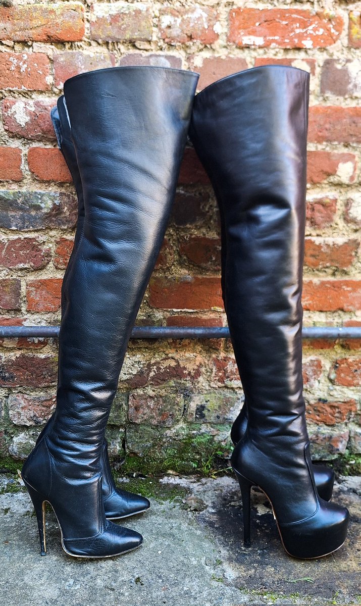 Leather Vikki tweet media