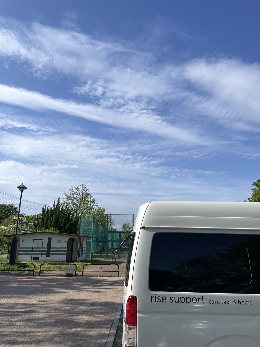 当初の外出予定が諸事情により変更。
まっすぐ施設には帰らず、公園に寄ってお茶でもしようか！となり祖師谷公園でまったり。
「久しぶりの外出で空気がおいしい」
とご利用者さんも笑顔。私も甘いものと缶コーヒーをいただき一服させてもらいました。今日はお散歩日和でしたね😊
#介護タクシー