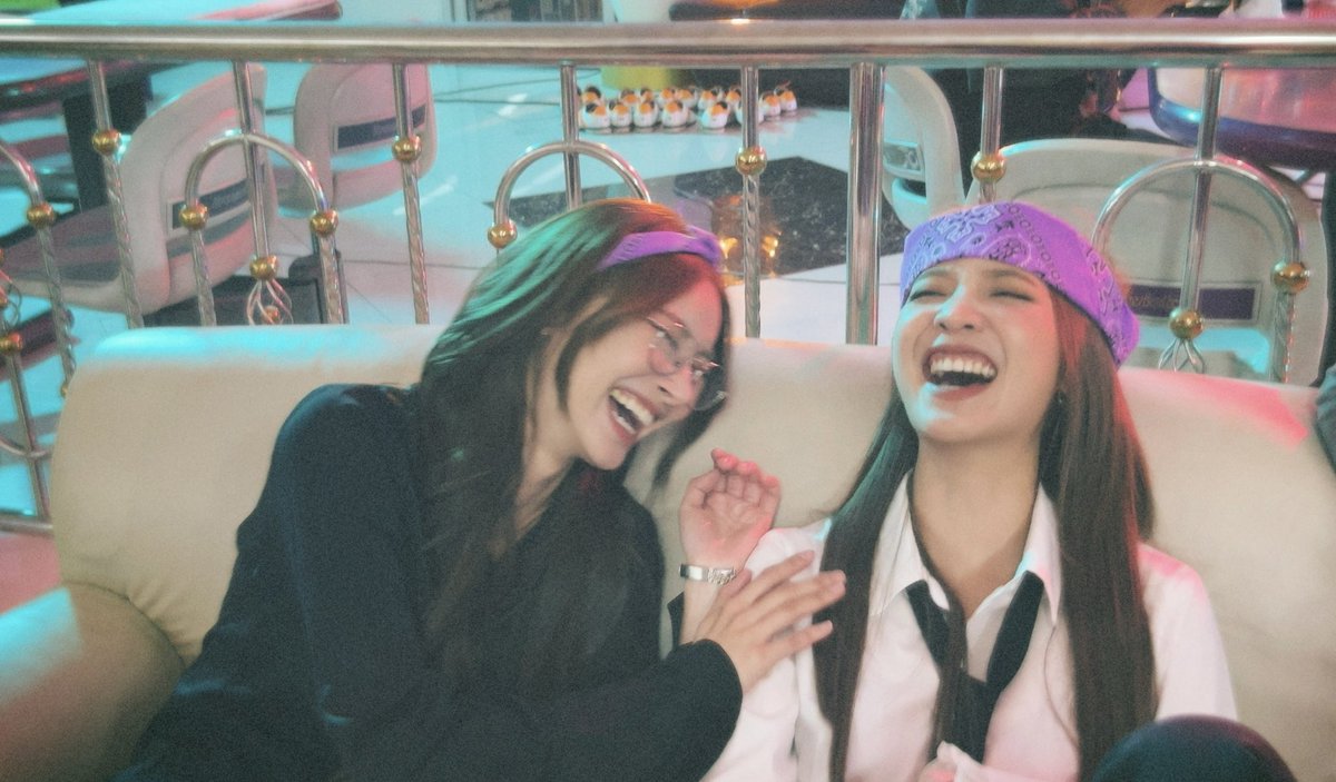 jan’s middle finger tweet media