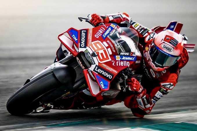 Marquez cade e il mondo lo giudica. Ma chi guarda davvero il rischio, il coraggio, la velocità? 
Io Sì. 
#VelocitàEDestino