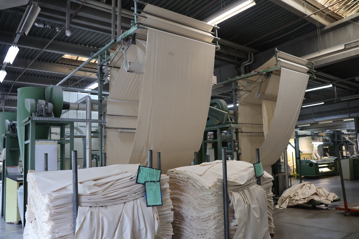 Prefet68's tweet photo. 🏭 À Saint-Amarin,  @Velcorex1828 est l’un des derniers producteurs européens de velours haut de gamme destiné à l’habillement : un savoir-faire textile unique et un modèle coopératif depuis  2023 (SCOP).
+60 salariés engagés dans une entreprise en transformation et tournée  vers l’avenir. 
📍 Le 17 avril, @prefet68 a visité les ateliers de ce fleuron industriel, qui fêtera son bicentenaire en 2028.
#Industrie #Textile #HautRhin #MadeInFrance #SavoirFaire