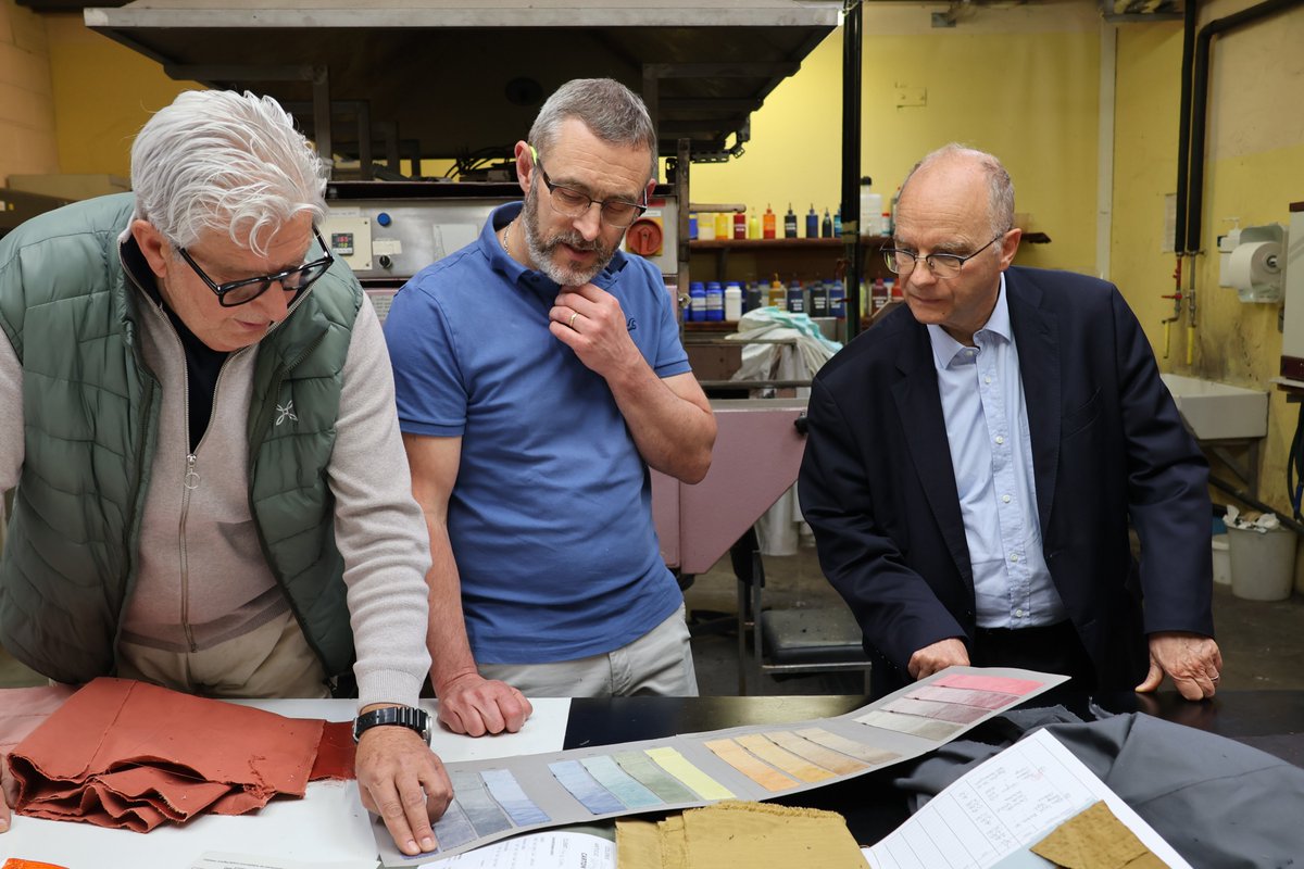Prefet68's tweet photo. 🏭 À Saint-Amarin,  @Velcorex1828 est l’un des derniers producteurs européens de velours haut de gamme destiné à l’habillement : un savoir-faire textile unique et un modèle coopératif depuis  2023 (SCOP).
+60 salariés engagés dans une entreprise en transformation et tournée  vers l’avenir. 
📍 Le 17 avril, @prefet68 a visité les ateliers de ce fleuron industriel, qui fêtera son bicentenaire en 2028.
#Industrie #Textile #HautRhin #MadeInFrance #SavoirFaire