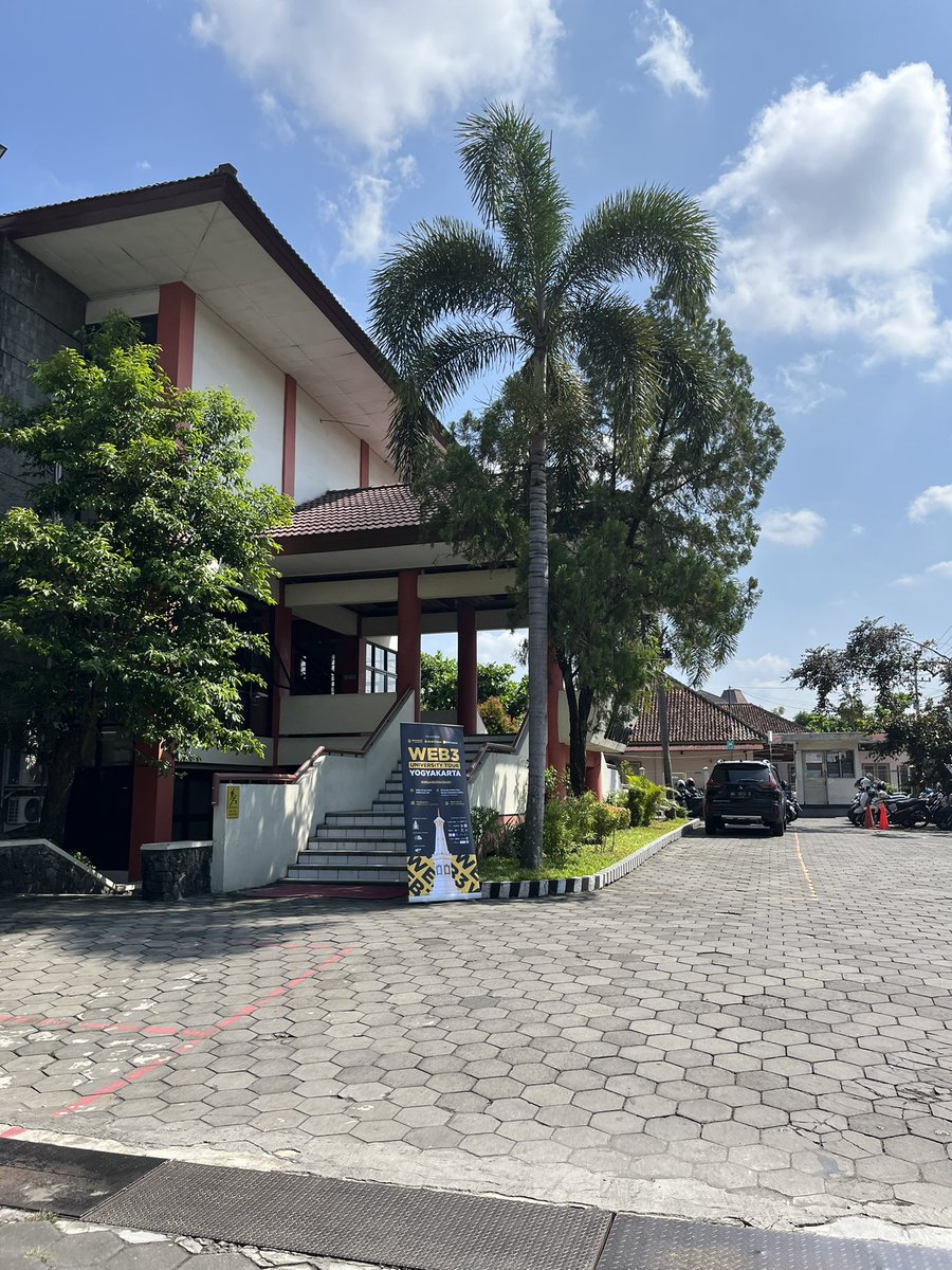 ilhmfyy's tweet photo. Seru banget acara Web3 University Tour Yogyakarta ini.
Banyak insight menarik yaitu mulai dari praktik seputar smart contract, dan use case dari blockchain, AI
@BinanceAcademy @BNBCHAIN @coinvestasi @devweb3jogja
#WhereBuildersBuild #BinangeAcademyUniversity #semuabisacrypto https://t.co/w46JaiBut3